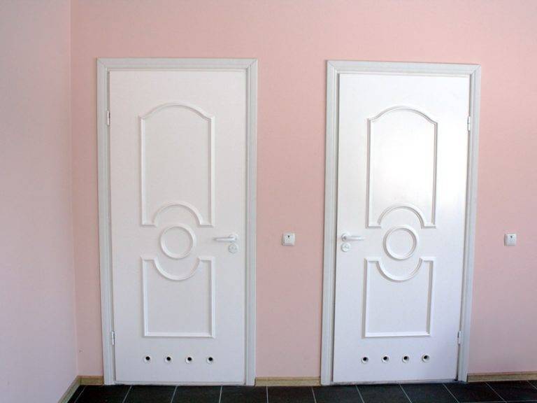 Какие двери лучше выбрать и поставить для ванной и туалета — материал и дизайн (фото, видео)