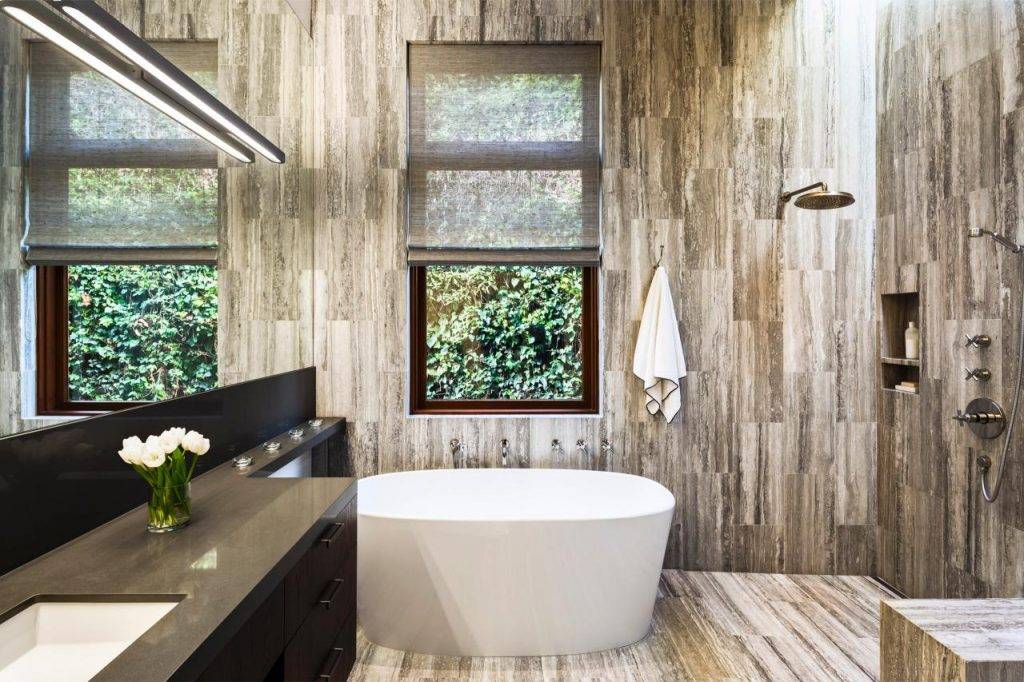 Ванная комната под мрамор: дизайн интерьера в сочетании с деревом, с белой плиткой
 - 14 фото