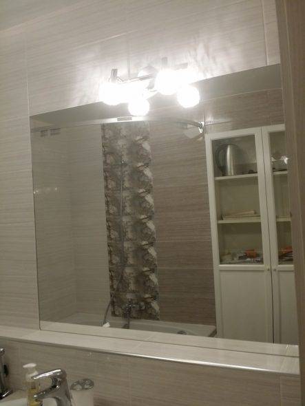 Как повесить зеркало в ванной на плитку своими руками?