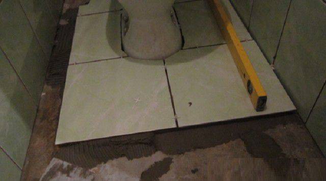 Как класть плитку на пол в туалете - варианты, инструкции по укладке