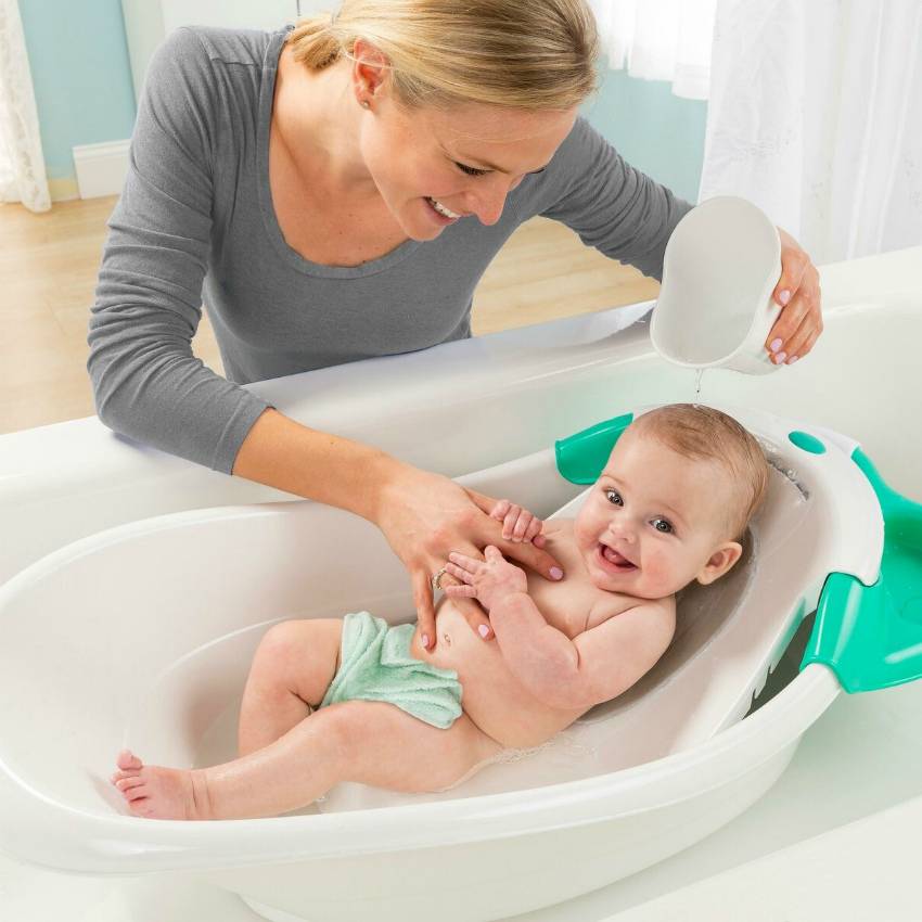 Как купают в ванночке новорожденного