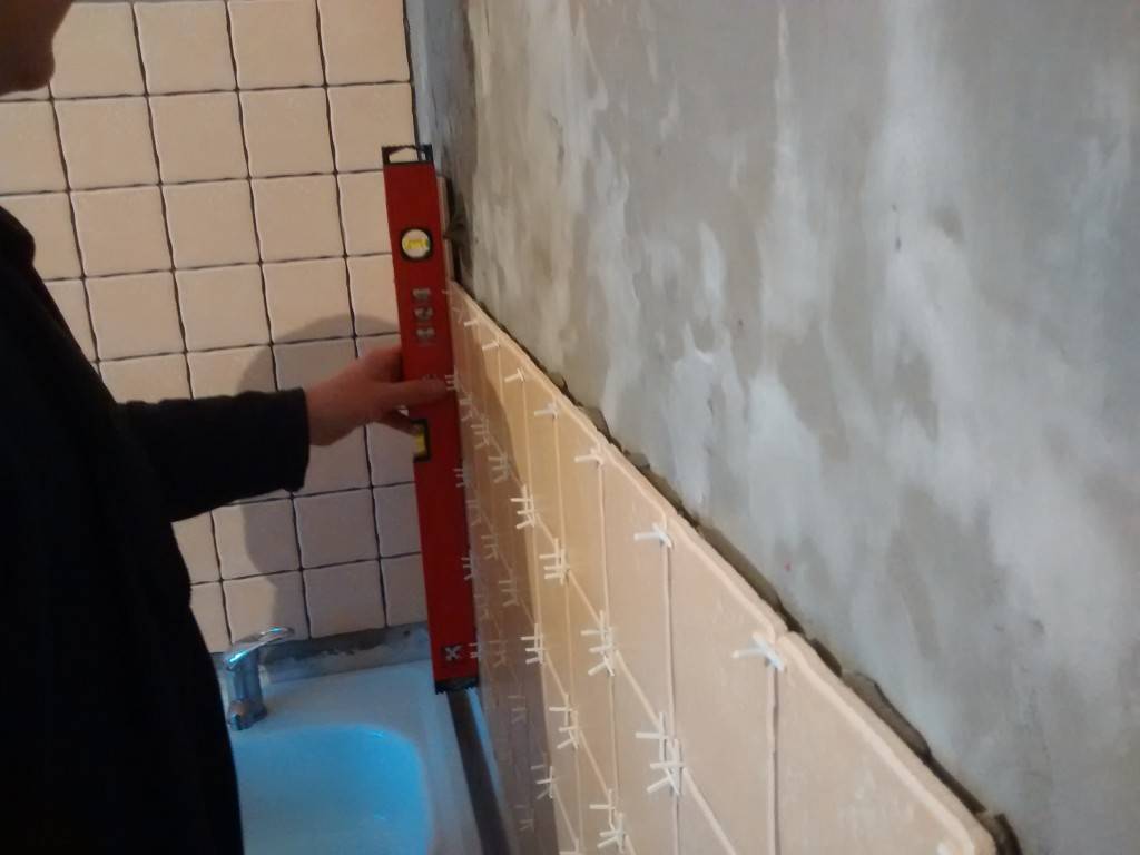 Виды неровностей стен в ванной и способы их подготовки под укладку плитки
