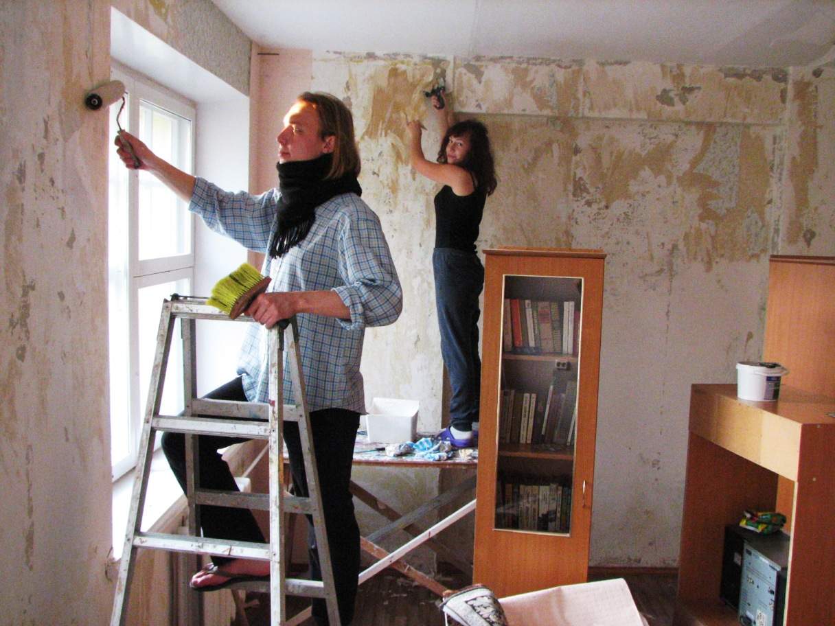 Простой способ, как быстро сделать ремонт в квартире с неровными стенами
