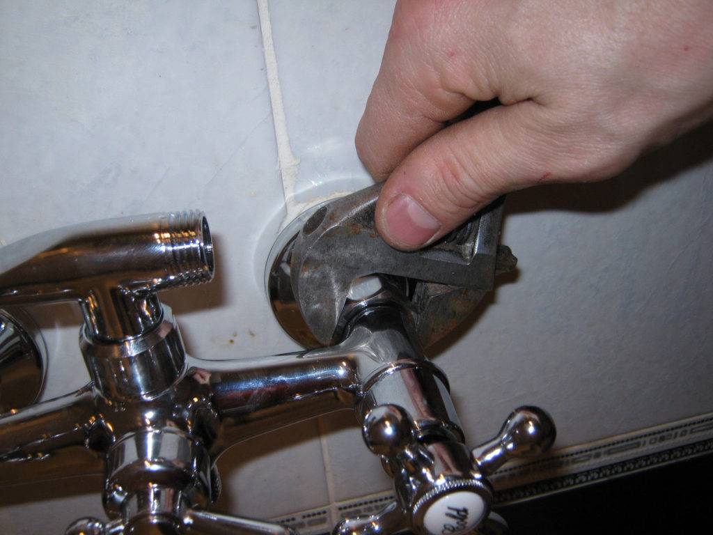 Инструкция по установке или замене смесителя: на раковине, ванной и мойке | дизайн интерьера
