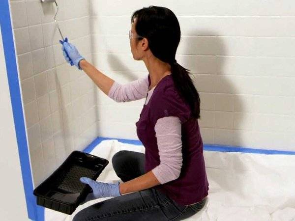 Как самостоятельно покрасить плитку в ванной?