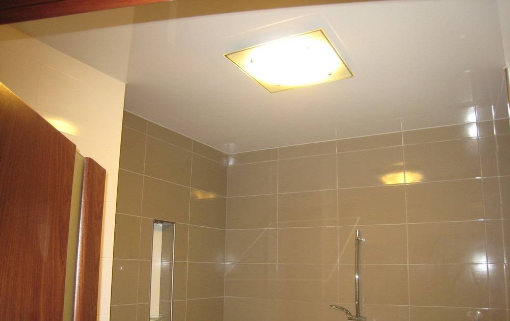 Натяжные потолки в ванной комнате: разбираем плюсы и минусы
