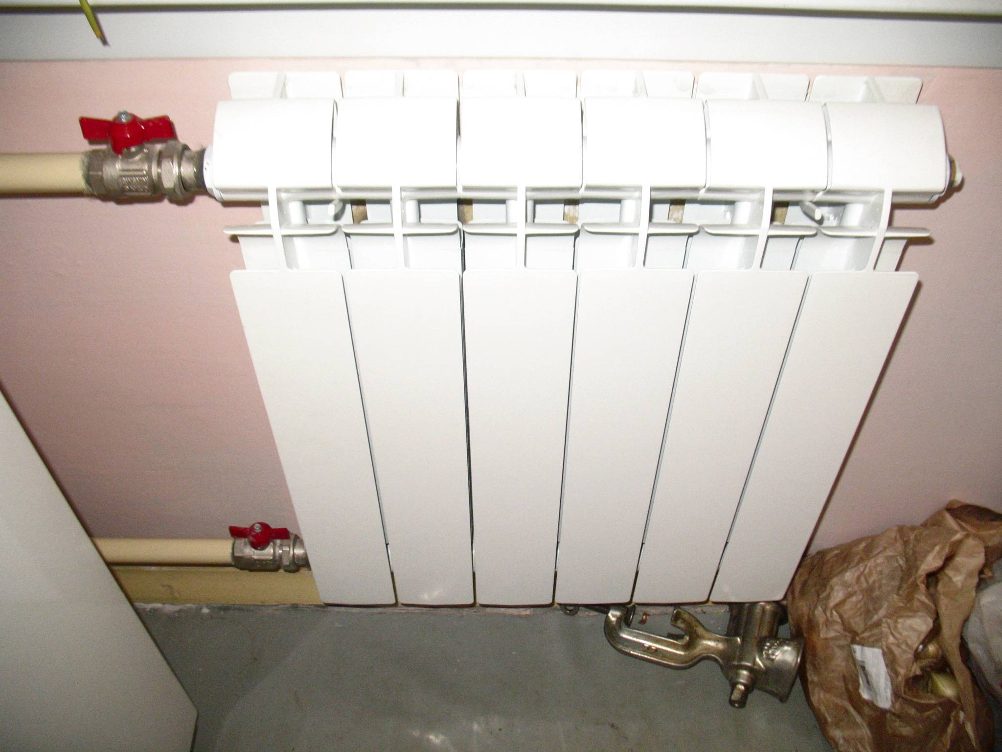 Замена батарей отопления в квартире и радиаторов: стоимость установки и монтажа