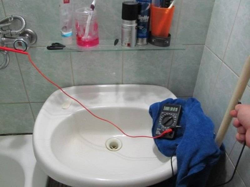 Что нужно делать, если вода в ванной бьется током