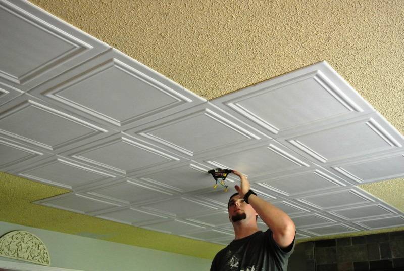 Плитки на потолок: как правильно сделать своими руками, с чего начинать процесс, чем клеить покрытие из пенопласта и других материалов и варианты оформления