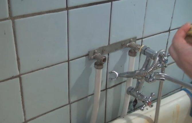 Установка смесителя в ванной: крепление, подключение, монтаж, как правильно поставить, размеры