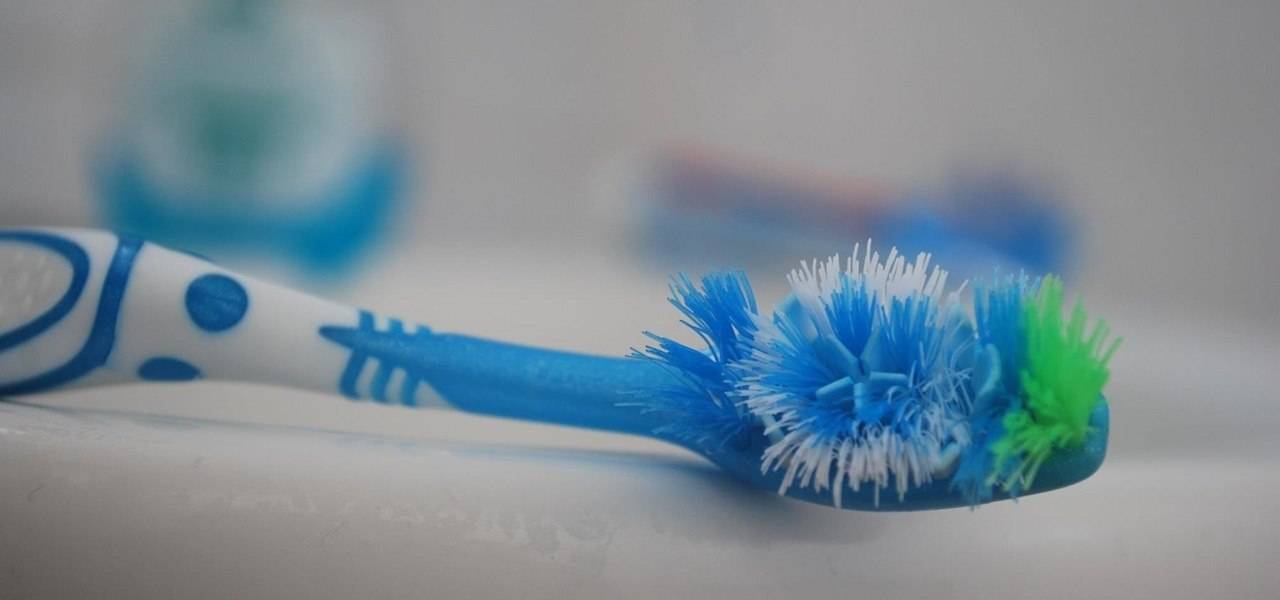 Как правильно чистить зубные щетки и ухаживать за электрощеткой – мыть мылом или нет