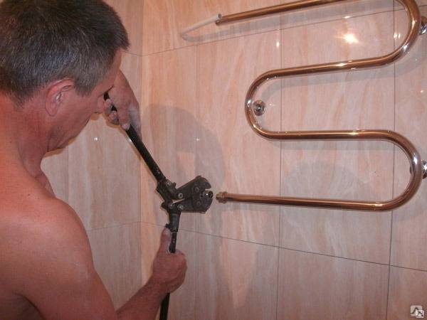 Установка полотенцесушителя в ванной своими руками: как правильно смонтировать и подключить