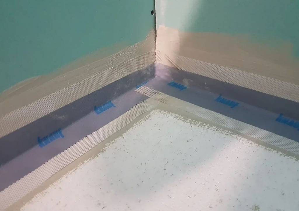Укладка плитки на гидроизоляцию пола в ванной комнате