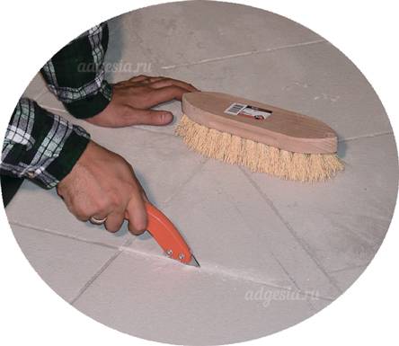 Как убрать старую затирку из швов плитки или оттереть засохшую после ремонта