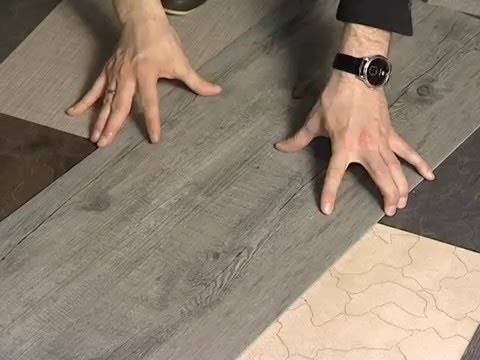 Укладка пвх плитки на пол и кварцвиниловой: видео, как клеить на фанеру и цена