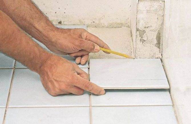 Как класть плитку на неровную стену без выравнивания в ванной: техника кладки и варианты, как положить на кривые стены без каркаса