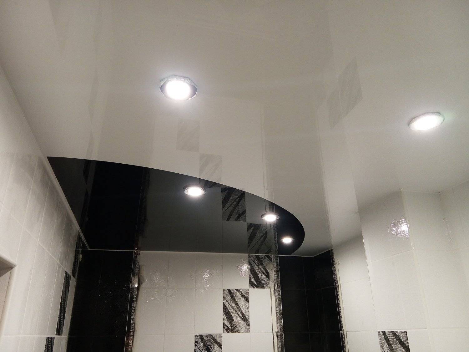 Натяжные потолки в ванной: особенности, виды, монтаж