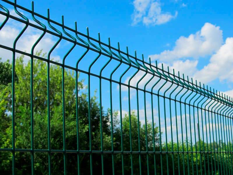 Секционный забор – отличный выбор для частного дома