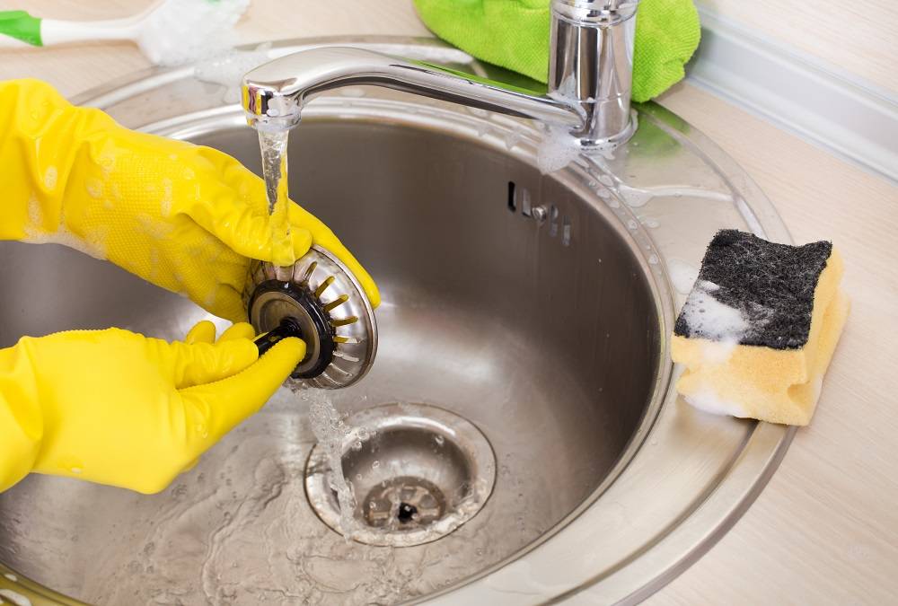 Решение извечной проблемы: как легко прочистить засор в ванной и раковине