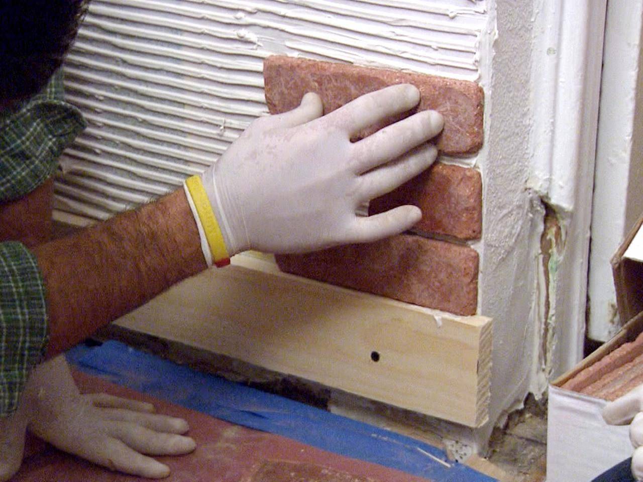 Как клеить гипсовую плитку на стену?