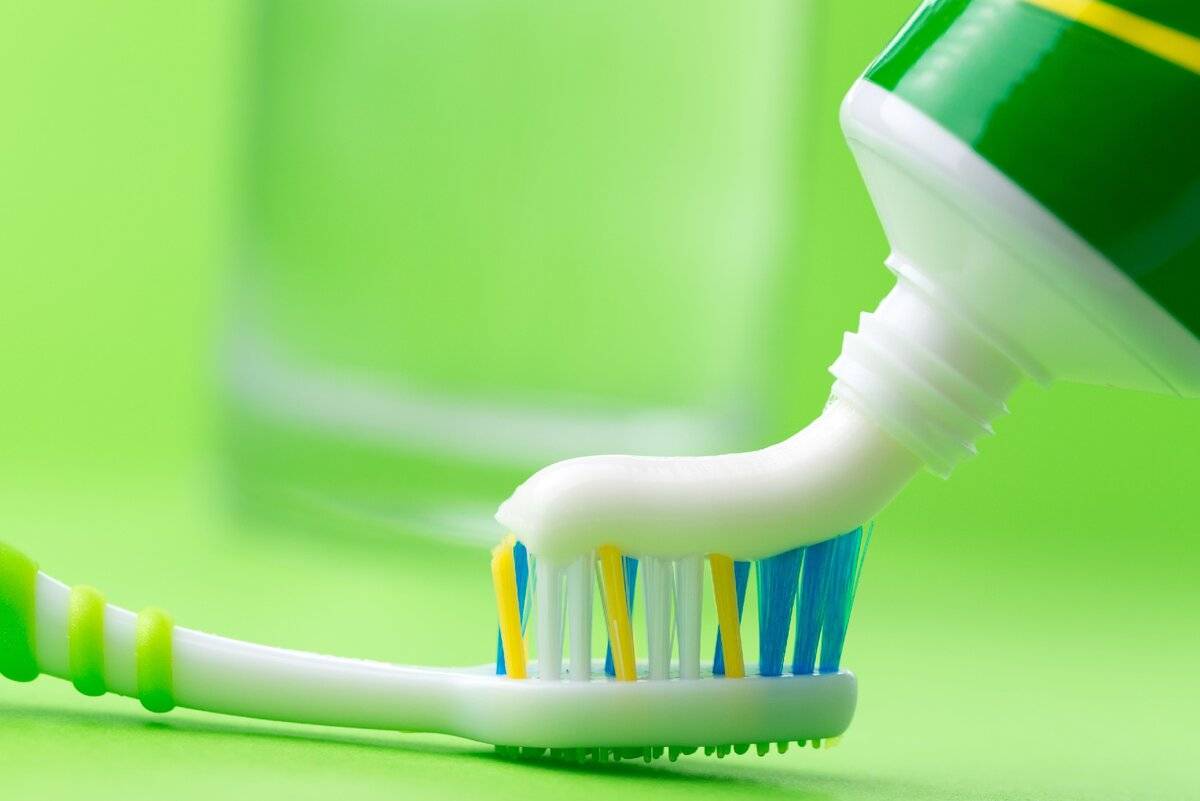 Практичное применение старой зубной щетки: использование в уборке дома, другие назначения