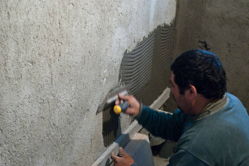 Стоит ли выравнивать стены с помощью плиточного клея: преимущества и недостатки метода, варианты и последовательность работ