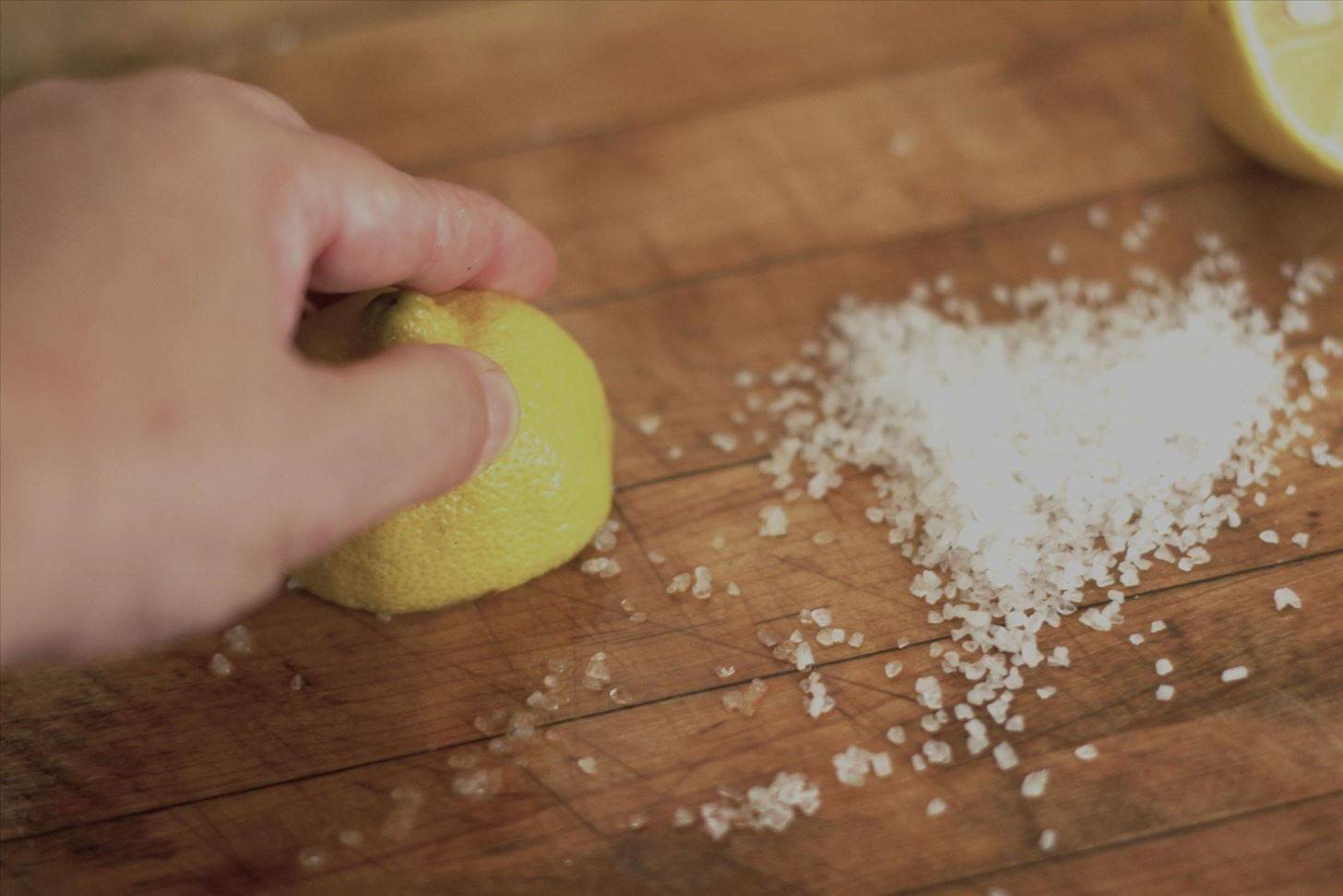 Как почистить микроволновку внутри от жира: лимон, сода и усус