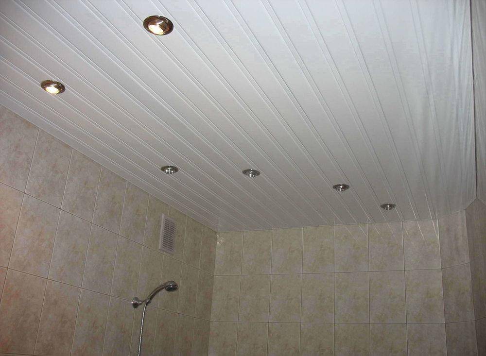 Потолок в ванной из пластиковых панелей и демонтаж подвесного в туалете своими руками
