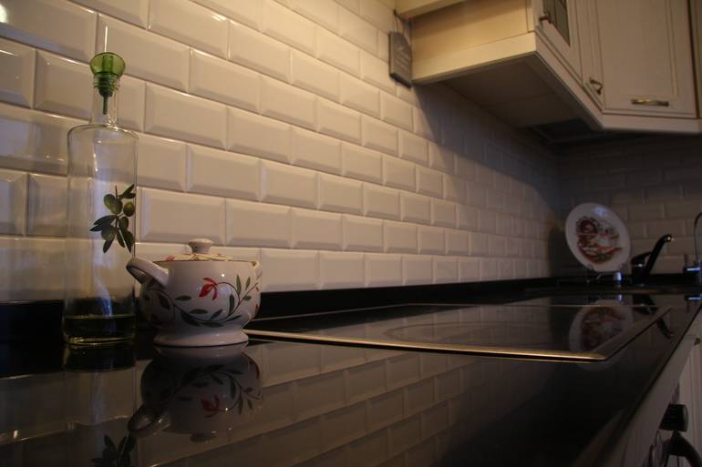Фартук из плитки кабанчик в интерьере кухни (фото примеры)