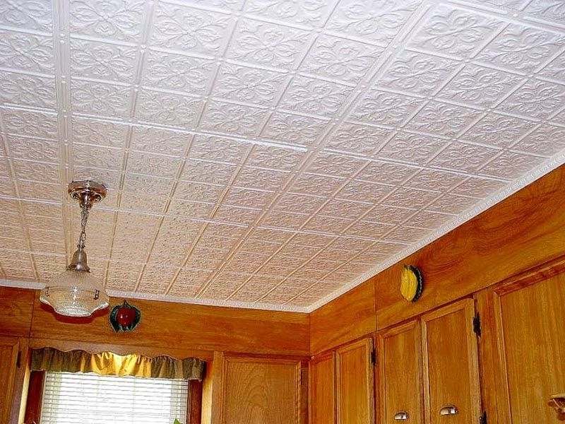 Потолочная плитка из пенополистирола: особенности выбора и укладки на потолок