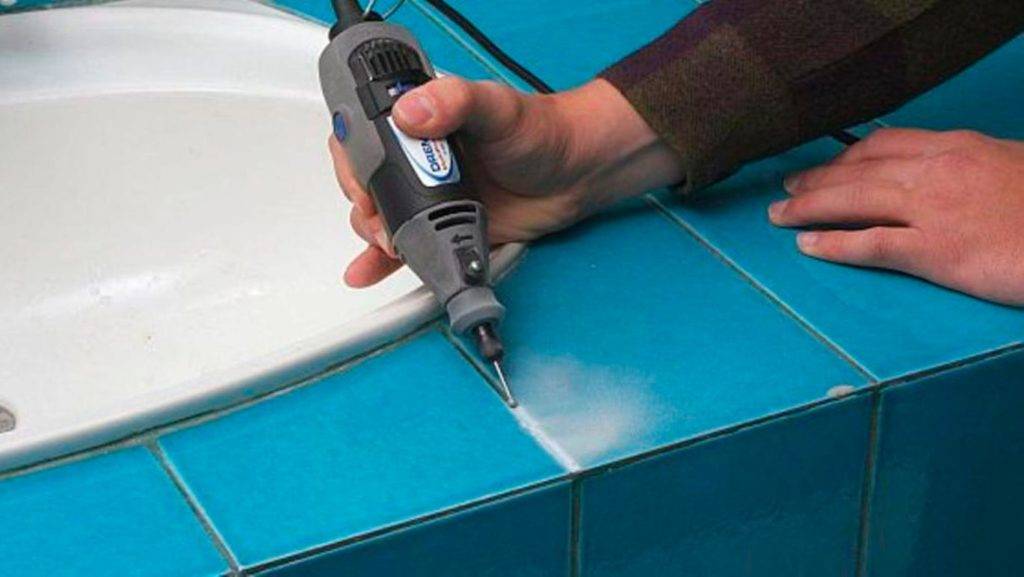 Способы, как выполняется обновление старых швов между плиткой в ванной без повреждения кафеля
