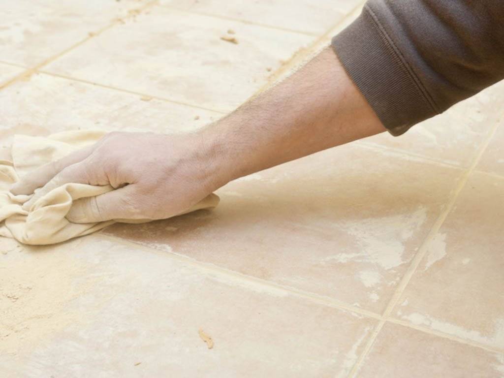 Как очистить швы между плиткой на полу: практичные советы. как очистить швы между плитками: молодим кафель на несколько лет