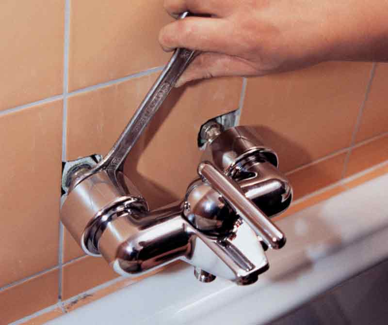Установка смесителя в ванной: как поменять смеситель своими руками (+ видео)