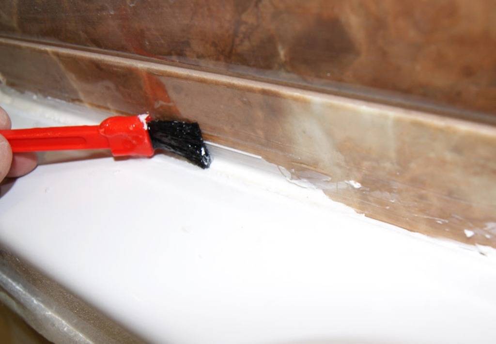 Как удалить силиконовый герметик с ванны в домашних условиях: чем можно быстро снять старый и убрать высохший, оттереть свежий?