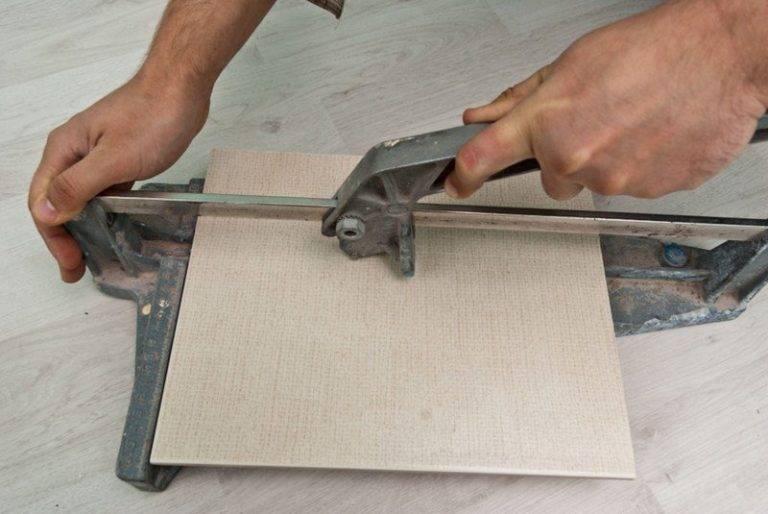 Как резать плитку ручным плиткорезом своими руками?