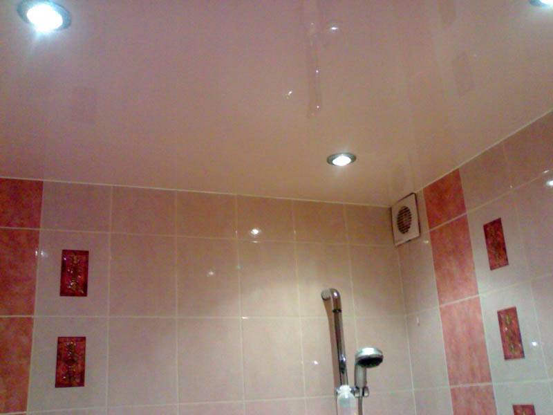 Можно ли делать в ванной натяжной потолок: плюсы и минусы