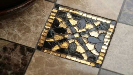 Как клеить плитку мозаику на пол в ванной и технология укладки