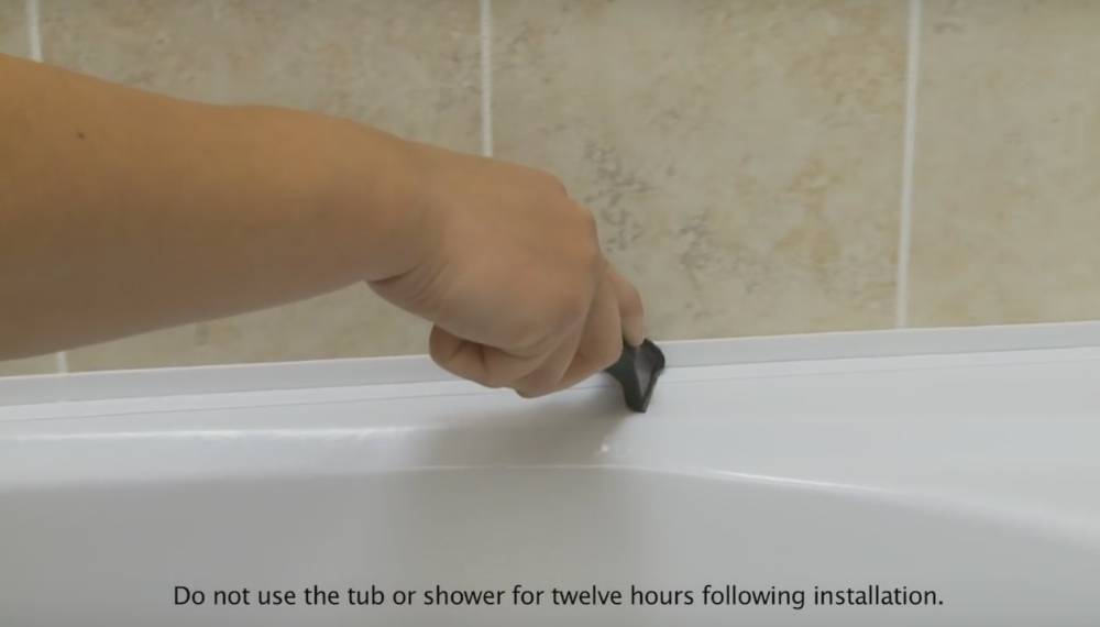 Бордюр для ванны от протекания: как приклеить уголок для стыков, как сделать своими руками, чем клеить плинтус для душевой кабинки, установка, фото, видео