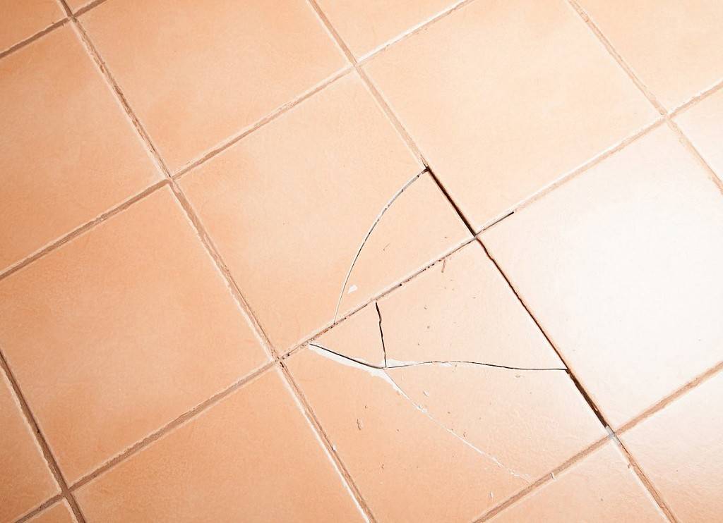 Ремонт плитки на полу: как заделать сколы