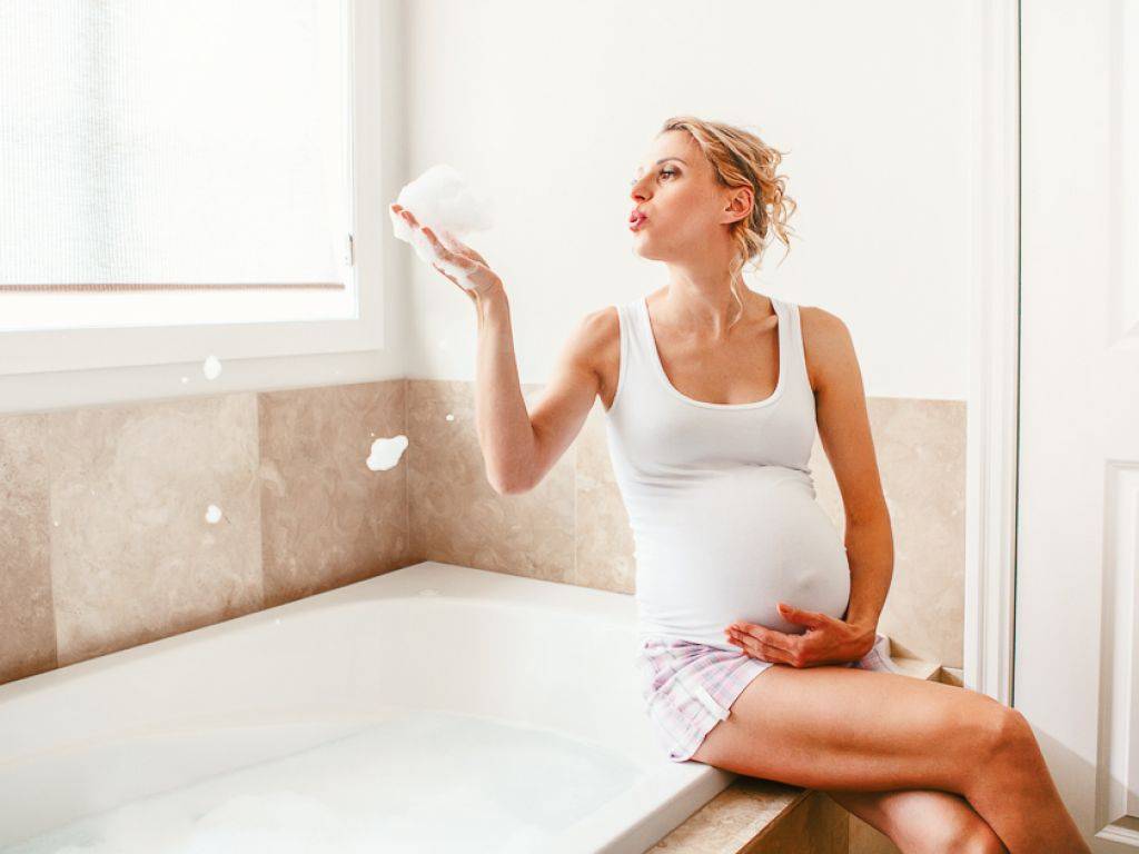Можно ли принимать ванну во время беременности, почему нельзя купаться на ранних сроках?