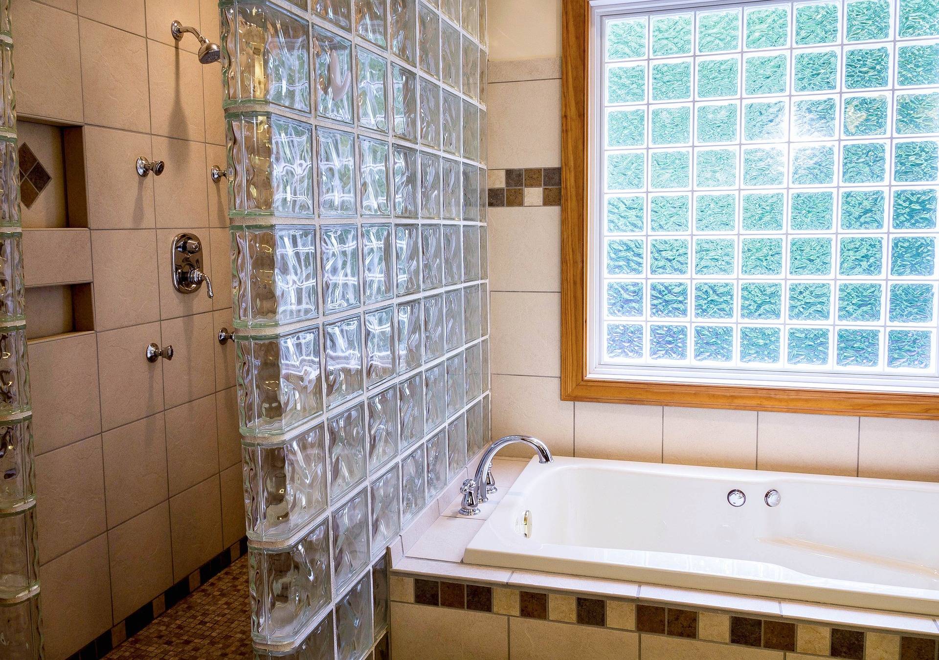 Стеклянная плитка для ванной и кухни - 60 фото примеров