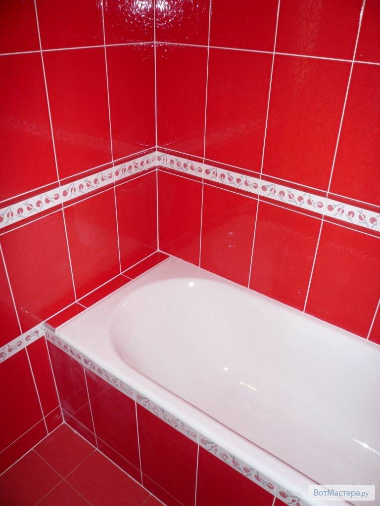 Красная плитка в ванной plitka vanny ru. Красная плитка для ванной. Красный кафель в ванной. Ванная выложенная плиткой. Плитка для ванной красная с белым.