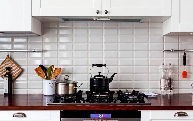 Плитка кабанчик на фартук кухни в белом цвете из керамики: фото в интерьере