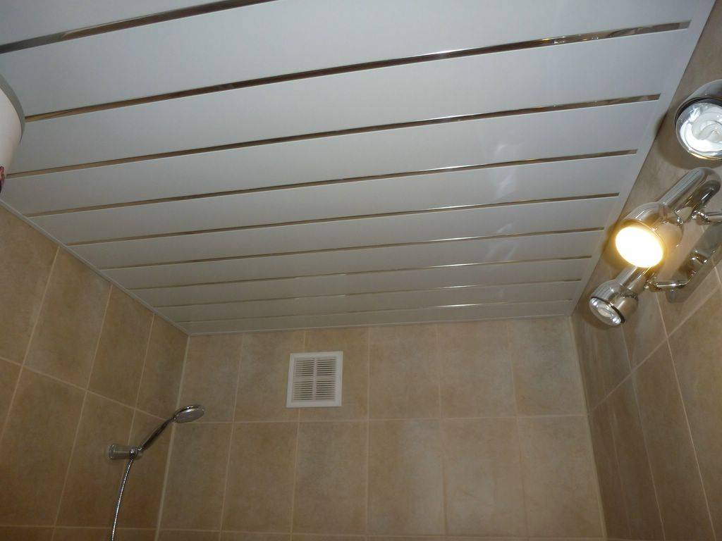 Как сделать потолок в ванной из панелей. Пластиковый потолок в ванную. Потолок в ванную комнату из пластиковых панелей. Потолок из пластиковых панелей. Потолок в ванной из пластиковых панелей.