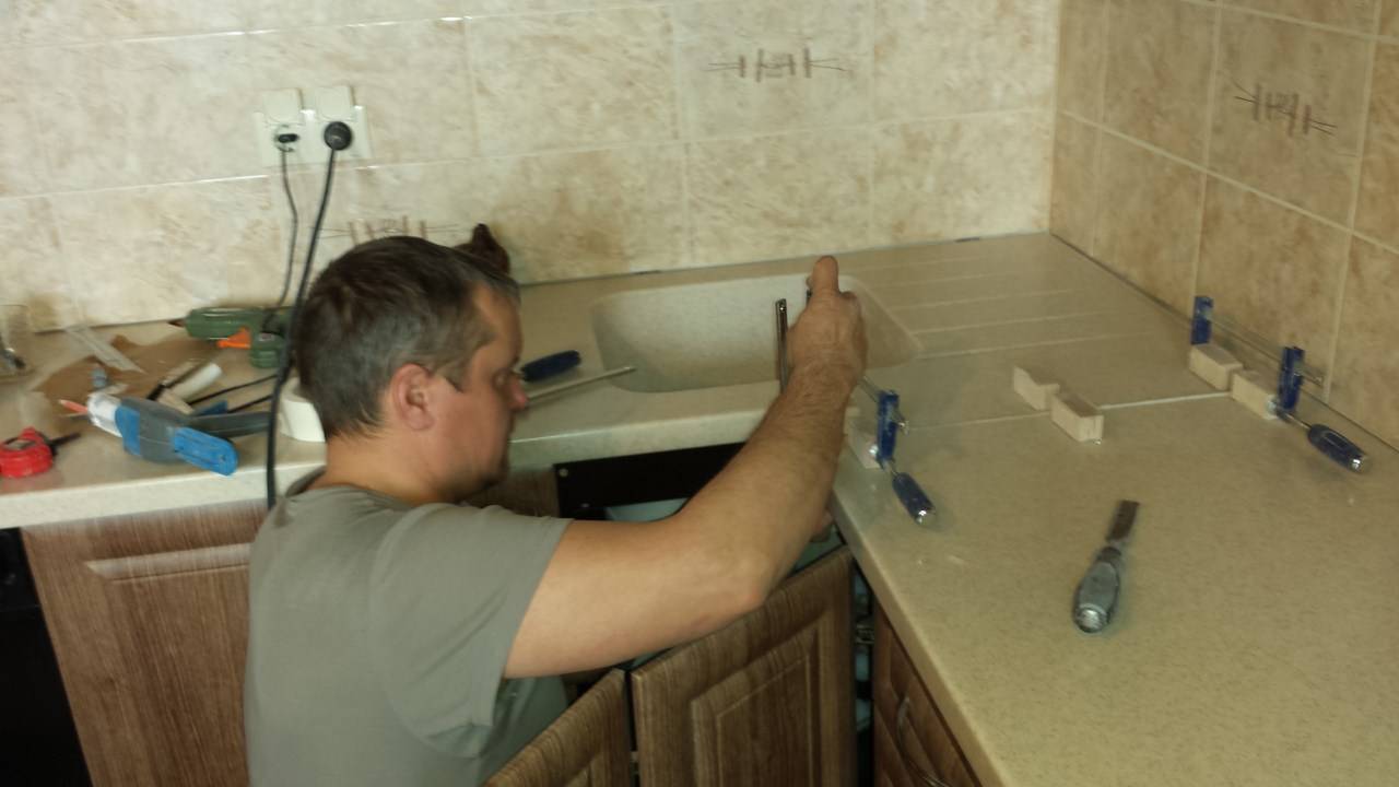 Плинтусы для столешницы на кухню: их назначение, установка алюминиевого и пластикового кухонного профиля