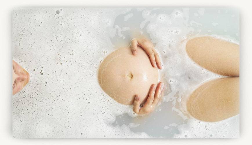 Можно ли принимать ванну и купаться при беременности