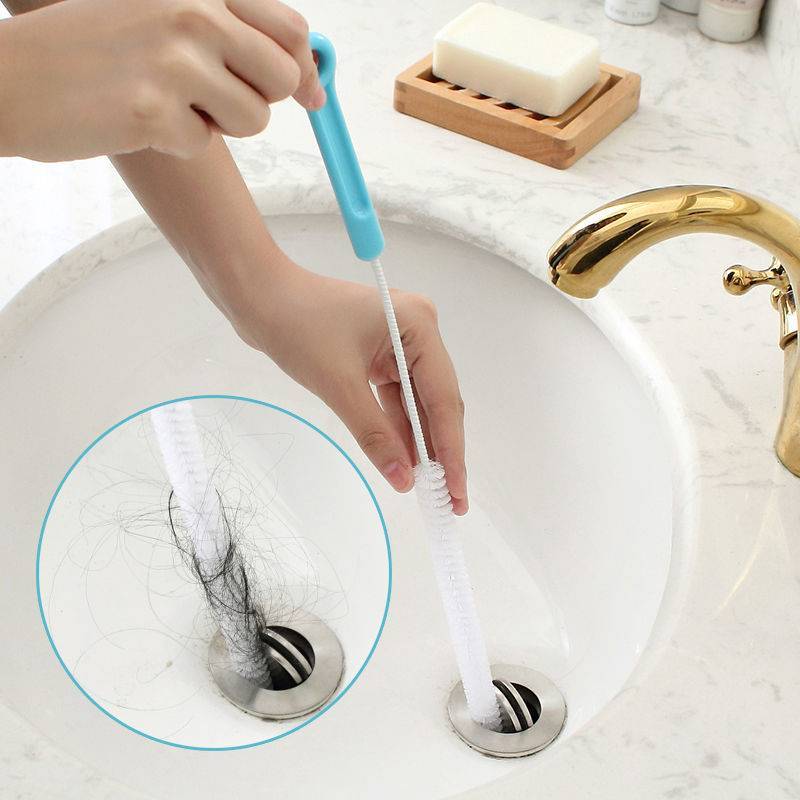 Волосатая проблема: как быстро очистить слив ванны от волос