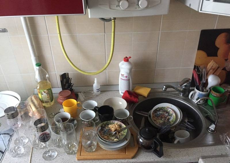 Почему нельзя мыть посуду в гостях: суеверия о замужестве, домовом