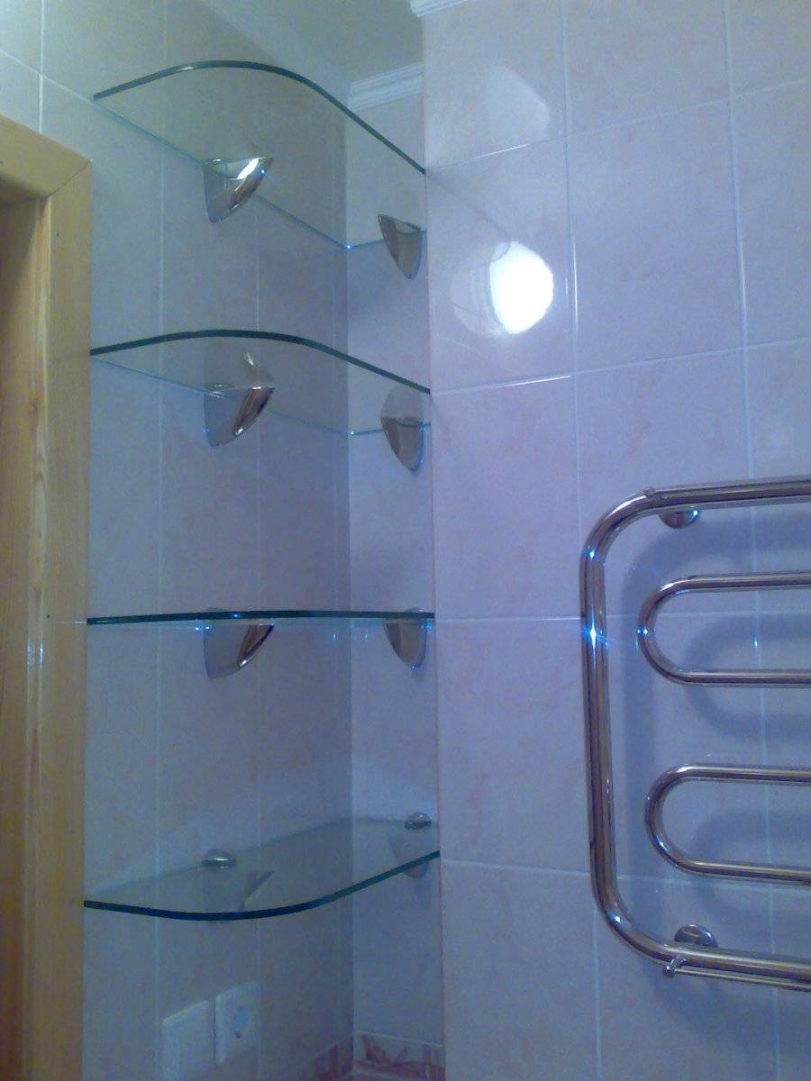 Полки из стекла в интерьере ванной, виды стеклянных полок для ванных