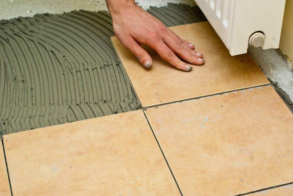 Сколько сохнет плитка на полу после укладки: сроки застывания клея